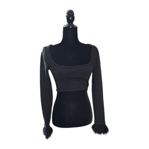 Pretty Little Thing cropped scoop neck sweater with faux fur cuffs size small